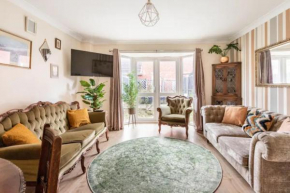Lolite Homes - 4 Bed Perfect for NEC Genting Arena Resort World & Airport - Serviced Hawk Home